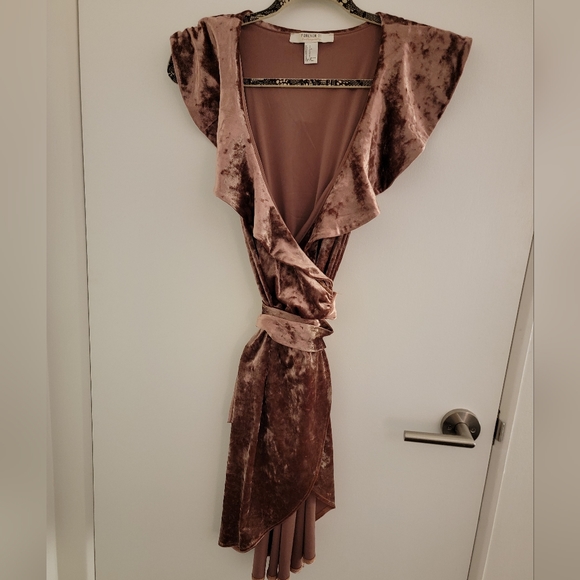 EUC Forever 21 Velvet wrap dress mauve size small - Picture 4 of 8